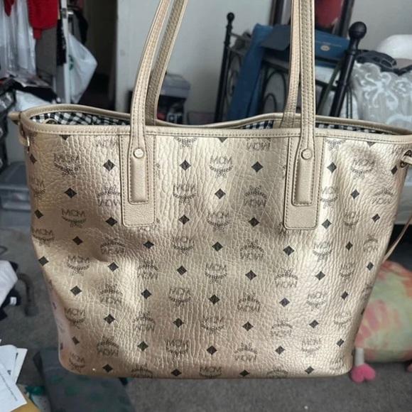 Authentic Classic MCM monogram
**Condition: Preowned excellent condition - Picture 2 of 3